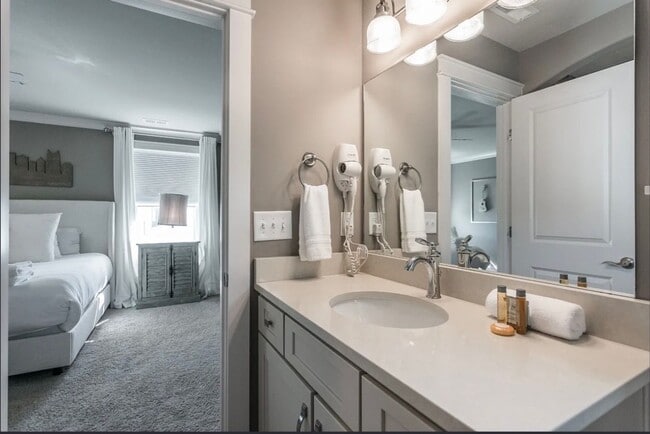 Building Photo - Belmont / Vanderbilt University Condo!!