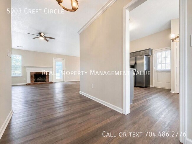 Foto del edificio - 5903 Creft Cir