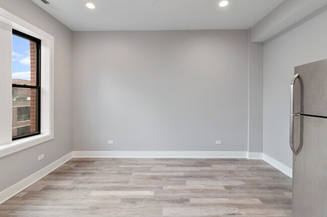 Building Photo - 858 N Hoyne Ave