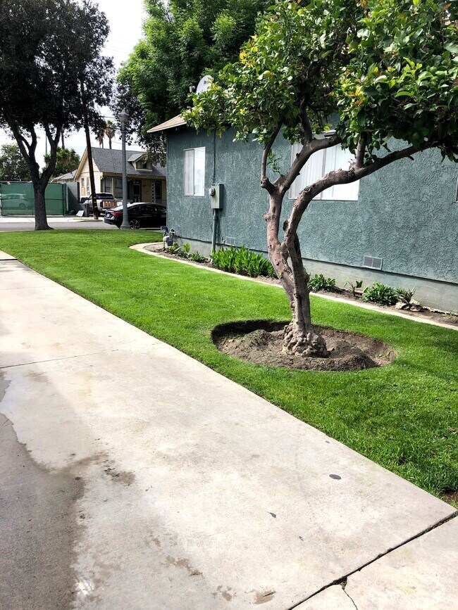 Foto del edificio - 1bd 1ba cottage 412-416 Claudina St