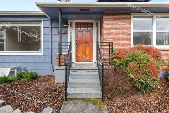 Foto del edificio - Charming 4-Bedroom Home in St. Johns with Finished Basement & Spacious Living Areas