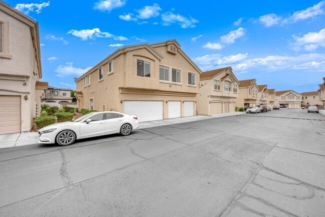 Building Photo - Charming 2 bedroom 2 bathroom townhome