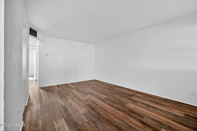 Foto del edificio - 2417 N Oleander Ave