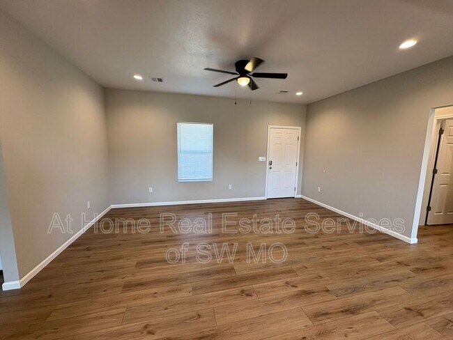 Foto del edificio - 120 W Bluegrass St