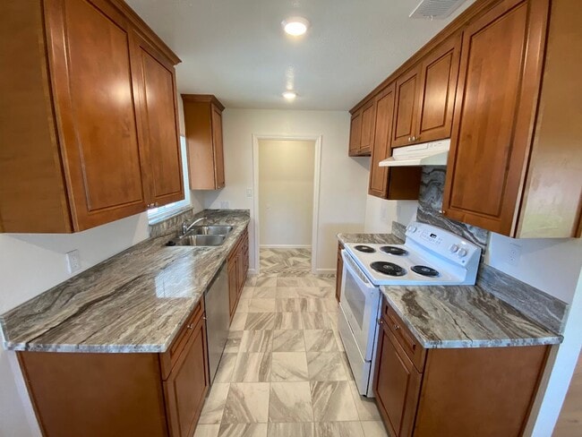 Building Photo - Renovated 3 Bed 1 Bath Home in Lincoln Village Open House Thursday June 25th 12:00-1:00 PM