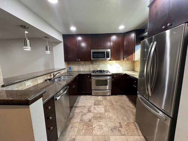 Building Photo - Updated 2BD/2.5/BA Sunnyvale Townhouse - A...