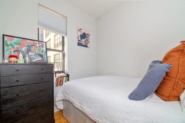 Building Photo - 25 Thompson St