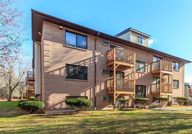Building Photo - 5 Lancelot, 5