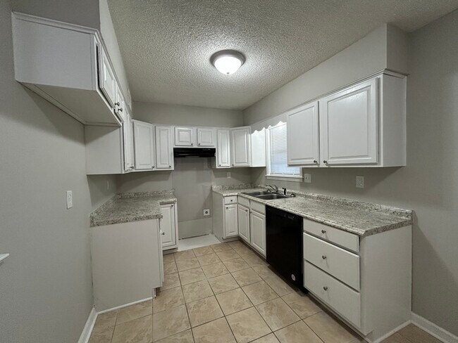Building Photo - 641 Valley Springs Dr