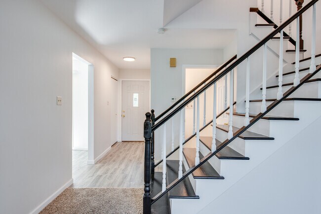 Building Photo - 889 Heatherbrook Ct