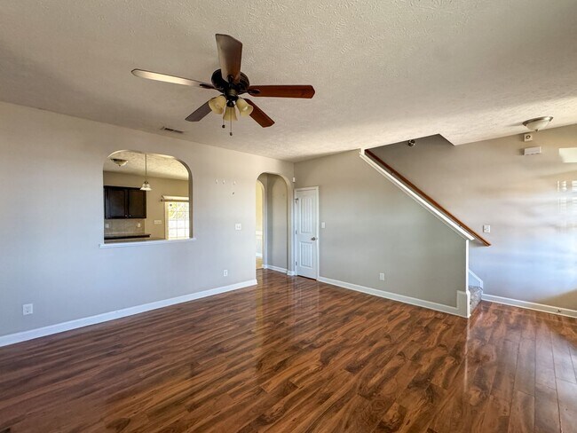 Foto del edificio - Beautiful 5 Bed 2.5 Bath Home with Main Level Primary Bedroom