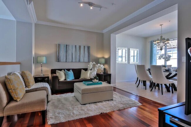 Foto del edificio - Beautiful Well Maintained 3 Bedroom 2.5 Bath Santa Clara Townhome