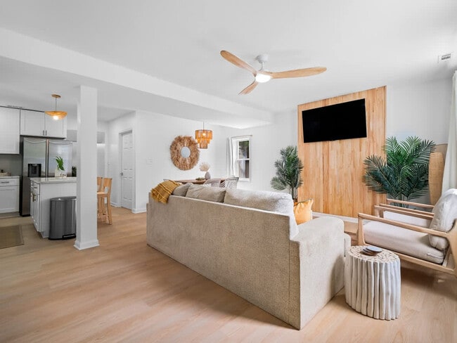 Building Photo - 1107 1st St