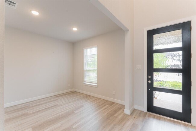 Foto del edificio - 146 Renodes Garden Ln