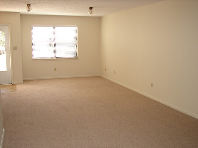 Building Photo - Great Townhome in The Cove!