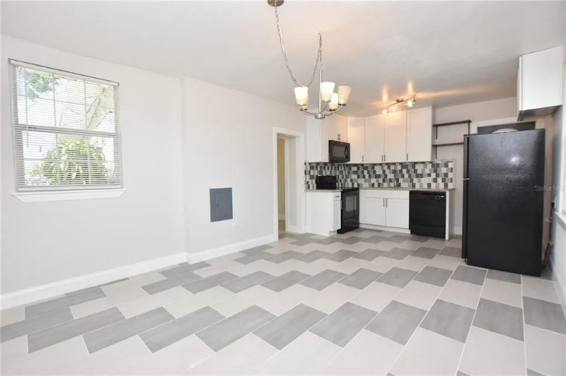 Primary Photo - 1216 E Parker St