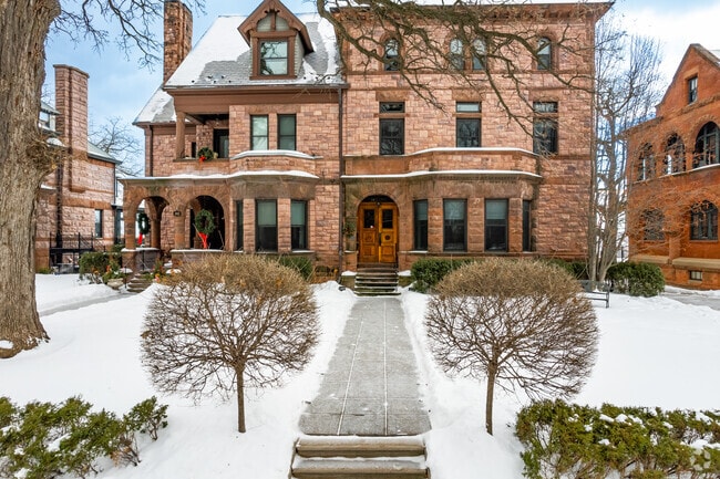 Entrnace - 322 Summit Ave