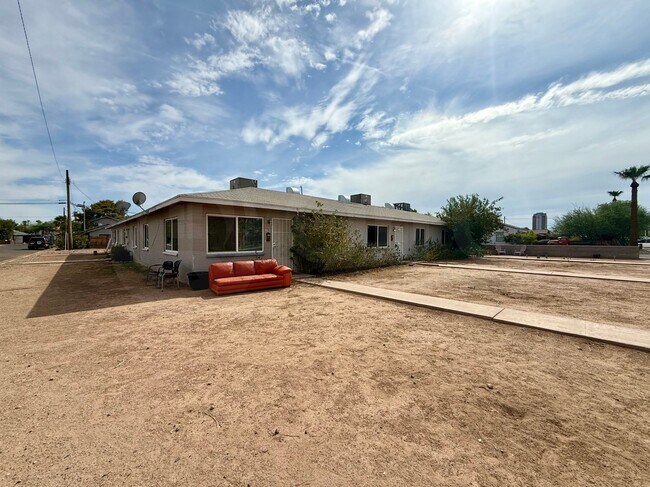 Foto del edificio - 745 E Weldon Ave