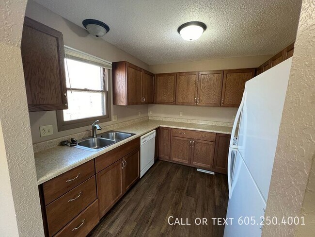 Building Photo - Cozy Charm in Sioux Falls Haven