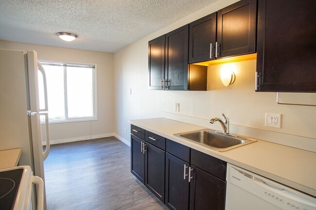 Foto del edificio - Great Refurbished Light & Bright 2Bed w/Private Entrance & Parking!