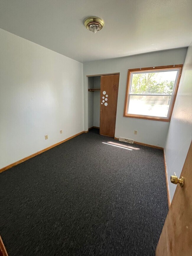 Building Photo - 8809 W Villard Ave