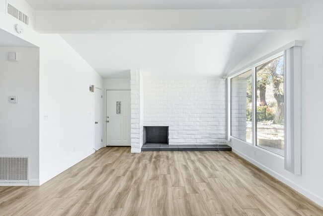 Building Photo - Move in Special $500 Deposit and Two Month...