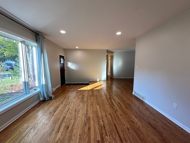 Foto del edificio - Large 4 bedroom ranch in Forest Hills