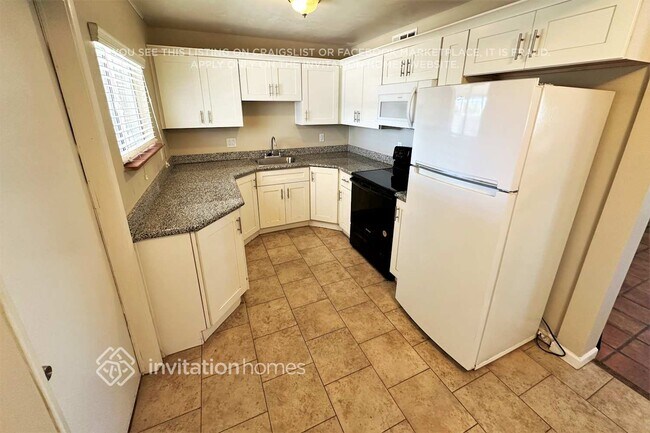 Building Photo - 4402 S Park Dr