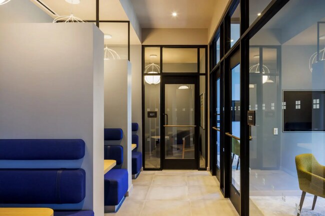 Foto del edificio - 26 Christopher Columbus Dr