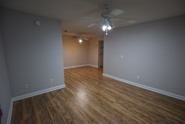 Foto del edificio - 7940 Parklane Ct