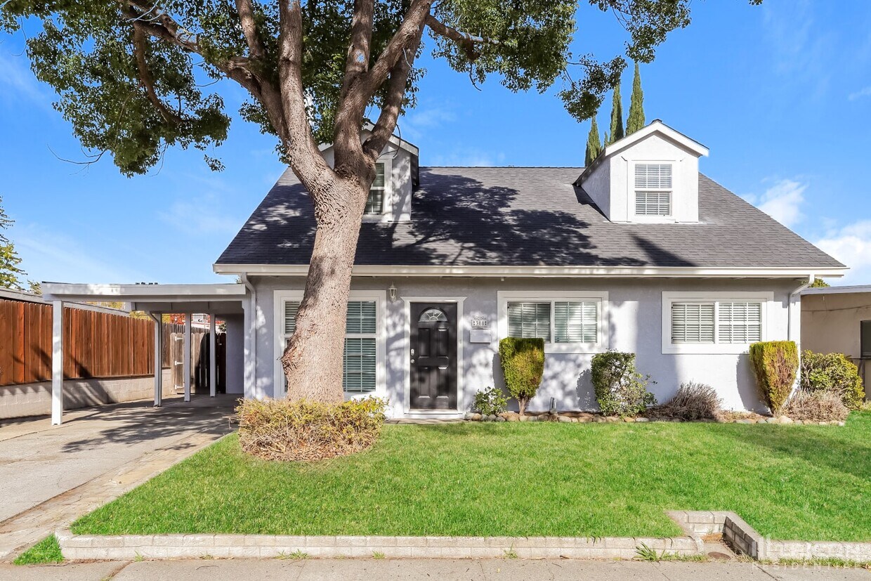 Primary Photo - 308 Grape St