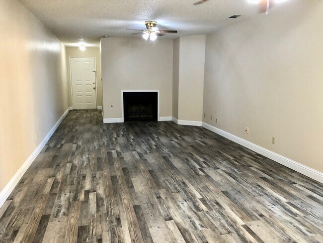 Foto del edificio - $1,699 Shaw and Minnewawa, 2 Bedroom Duple...