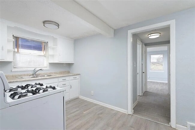 Kitchen - 724 N Noland Rd