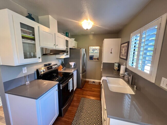 Building Photo - UPDATED ONE LEVEL UPPER FLOOR CONDO WITH T...