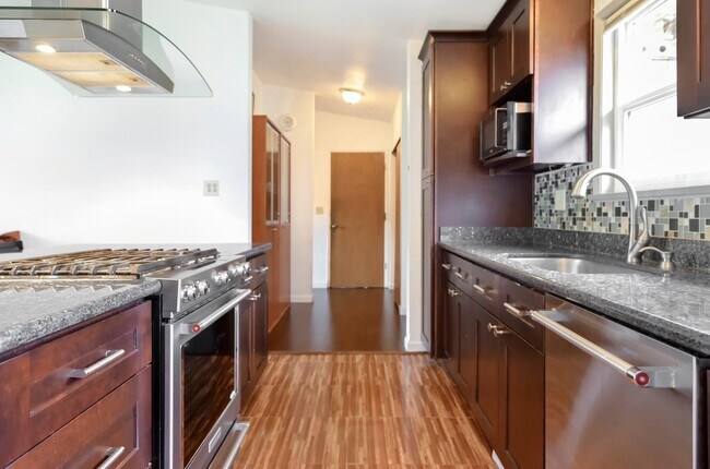 Foto del edificio - Upgraded rambler conveniently located in K...