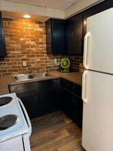 Building Photo - 10 Adams St