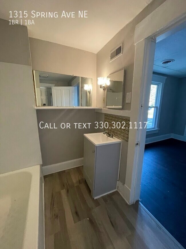 Foto del edificio - One bedroom one bathroom second level apar...