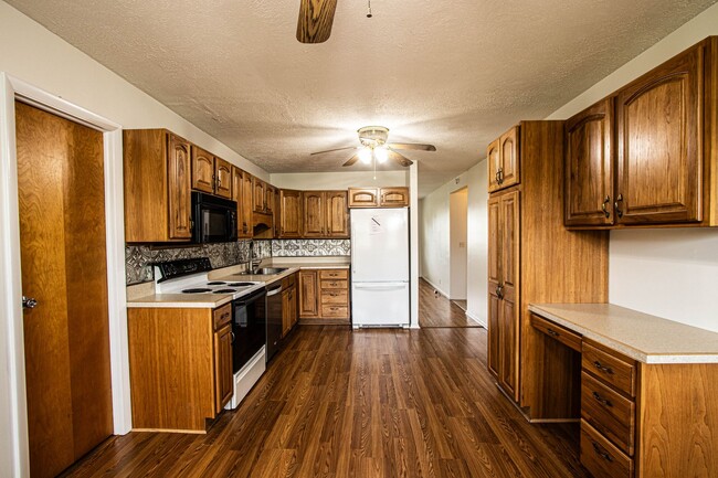 Building Photo - 3-4 Bedroom/1.5 Bathroom House For Rent