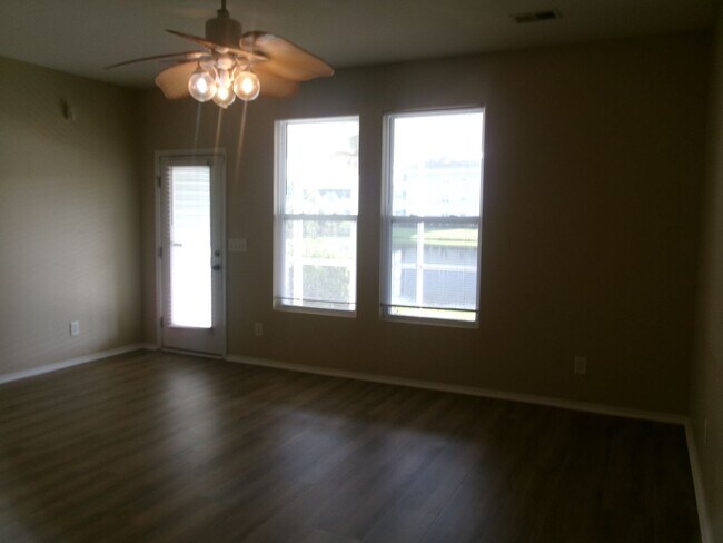 Foto del edificio - 3 bedroom, 3 bath townhome in Kiskadee Parke