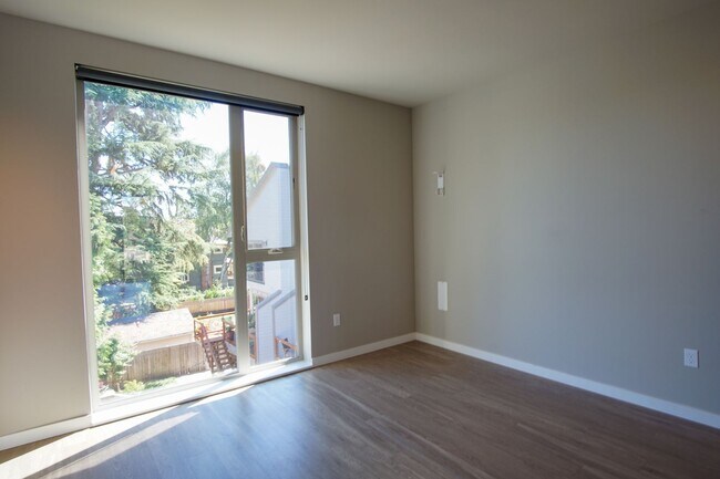 Foto del edificio - Sellwood 3rd Floor-Studio w W/D Ready Late...
