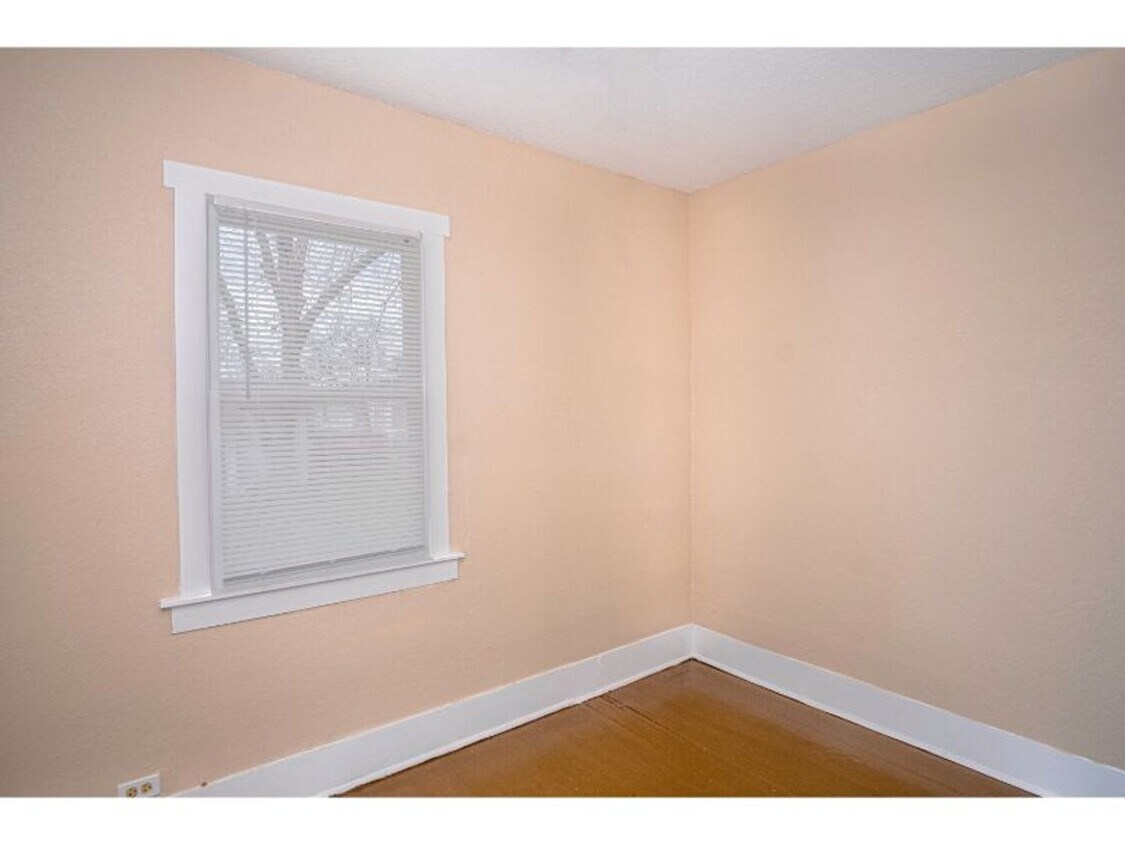 Primary Photo - Nice 3 BR Rental Near Downtown