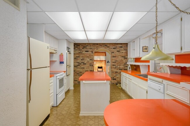 Building Photo - 103 Memorial Ln