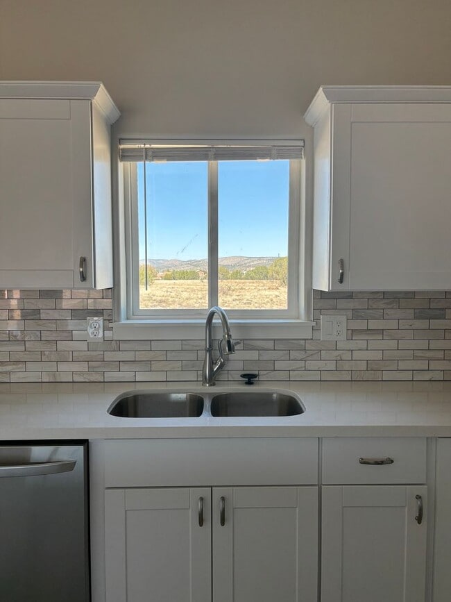 Building Photo - Brand new Prescott area custom 3 bedroom 2...