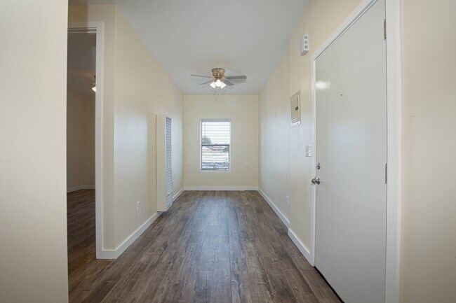 Building Photo - 303 W 59th Pl