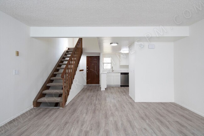 Building Photo - Tri-Level La Jolla Townhouse with Washer/Dryer and Garage!
