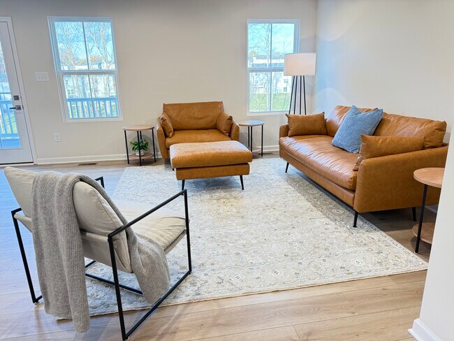 Amplia y luminosa sala de estar. Sofá y sillón de cuero Albany Park. - 122 Grove Hill Ter