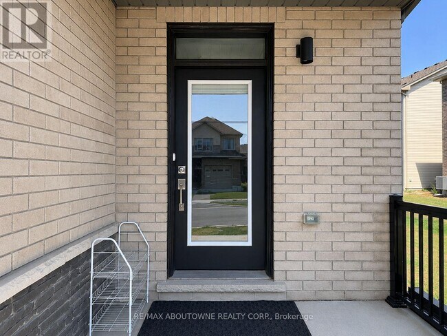 Building Photo - 94 Granville Cres
