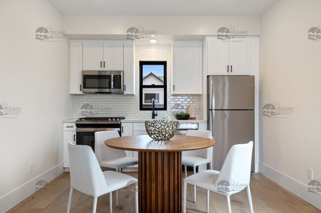 Foto del edificio - 3739-3751 Adams Street