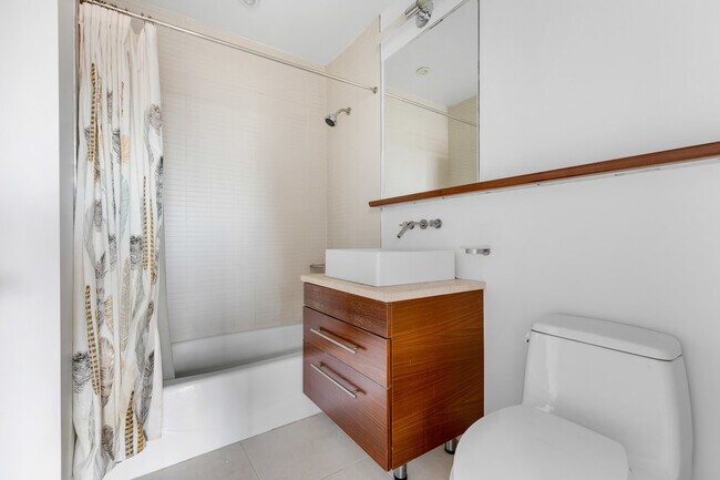 Foto del edificio - 225 W 60th St