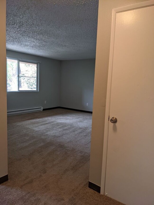 Building Photo - Two Bedroom Unit in Oregon City